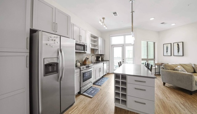 StaysByWalker Uptown 1BR Gym/Parking/Desk/KingBed