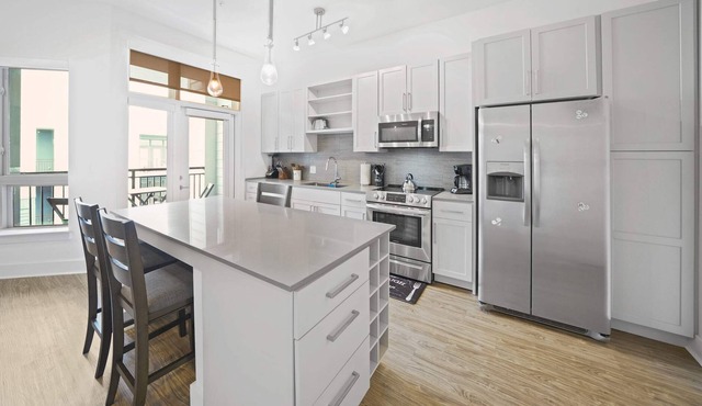 StaysByWalker Uptown 1BR Gym/Parking/Desk/KingBed
