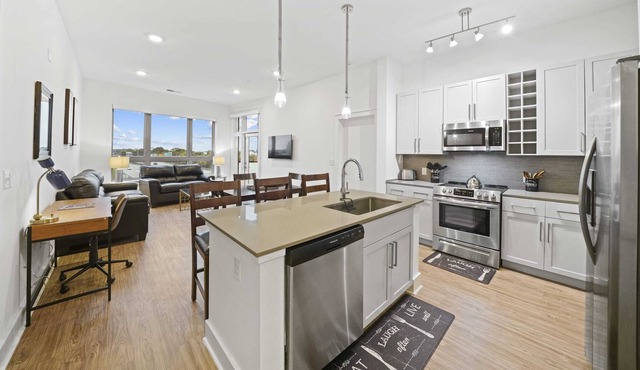 StaysByWalker Uptown 3BR KingBeds/Gym/Parking/Desk