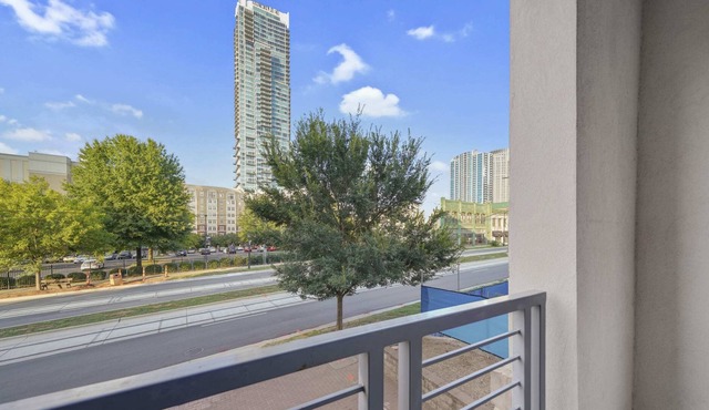 StaysByWalker Uptown 2BR - 1GWIFI/KingBeds/Parking