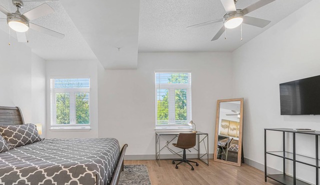 StaysByWalker Uptown 6BR w/King Beds! Gym/Parking