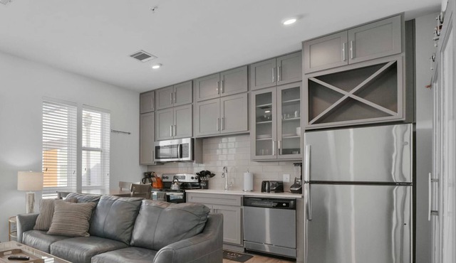 StaysByWalker Uptown 1BR | Spa/Gym/KingBed/Parking