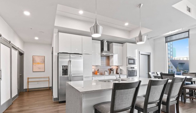 StaysByWalker Uptown 3BR|Spa/Gym/KingBed/Parking
