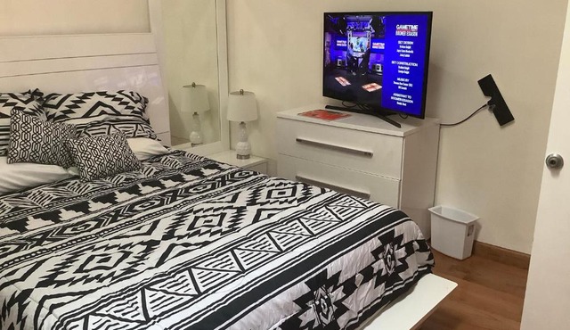StaySimpler Loft District Cozy Private Master BDrm with Private Bath