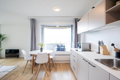 STAYY Sky Studio Premium Apartment near Limmattal Hospital - 24h Self Check-in with free Parking