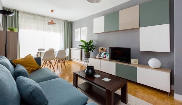 STD - 2 bedroom apartment in the center with parking included