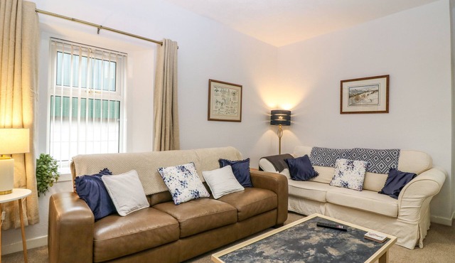 STEADING COTTAGE, pet friendly, with a garden in Kirriemuir