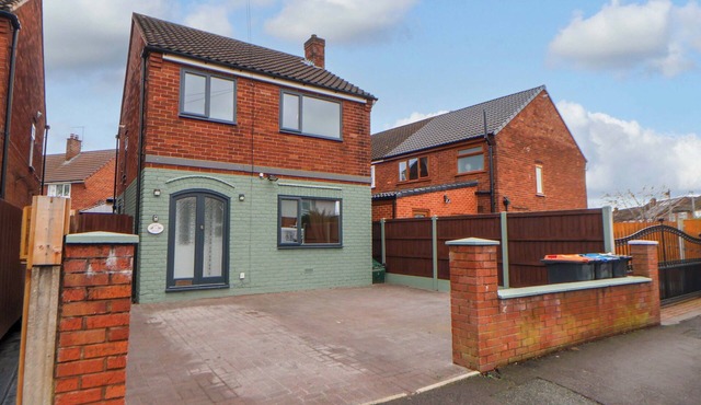 STEAM AND STAY @ HOOLE, pet friendly, with hot tub in Hoole