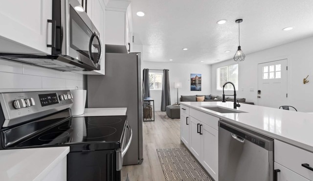 STEAM SHOWER*3BD 2BA Home Close to Ski Canyons/SLC