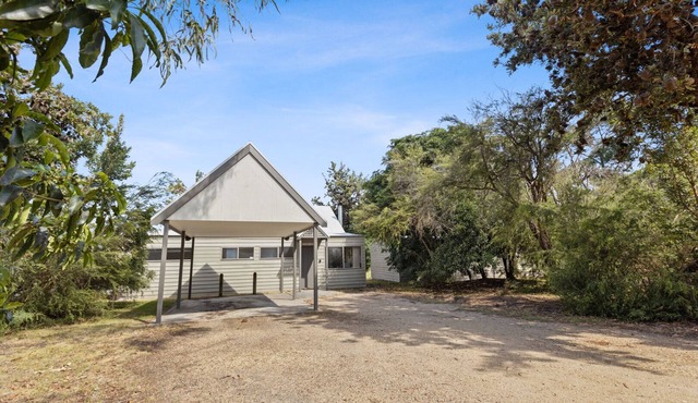 Steamer - Waterfront Retreat: Secluded lodges perfect for nature lovers