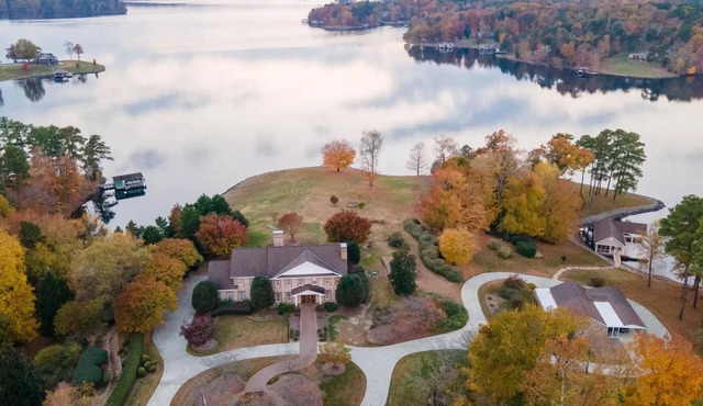 Steel Magnolia - Hyco Lake Luxury Vacation
