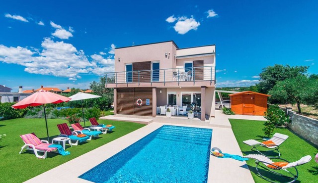 Stefanja Modern retreat
