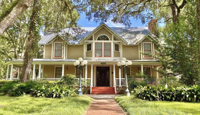 Steinhatchee Landing - Victorian Cottage 9 Upstairs