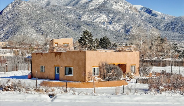 Stella Luna - in the Lap of Taos Mountain!