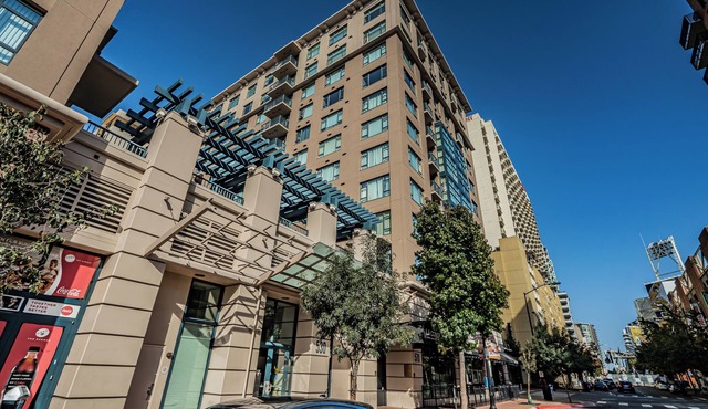 Stellar 2-bedroom view condo with WiFi/gym in San Diego's Gaslamp District