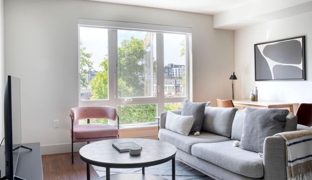 Stellar Bellevue Jr 1BR w/Gym & Cafe, nr Restaurants, by Blueground