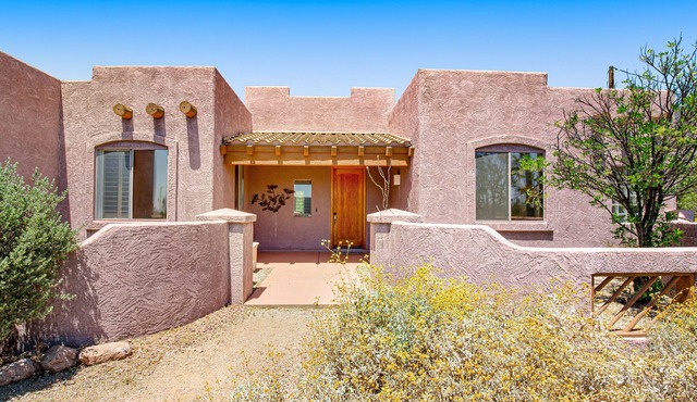Stellar dog-friendly home with gas grill, patio, kitchen, TV, and washer/dryer