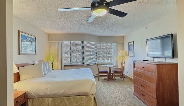 Stellar Location with Hot Tub, Pool, Steam Room & Gym Acces