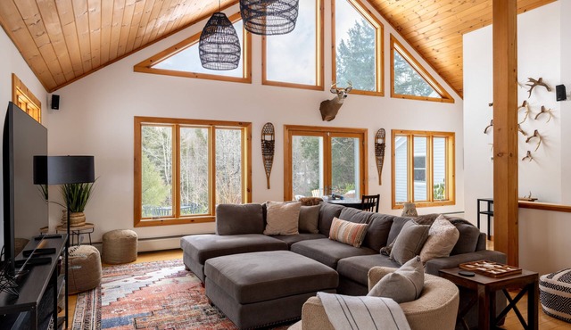 Stellar Mountain House: Luxury - Hot Tub, Views, Near Stowe and Smugglers'