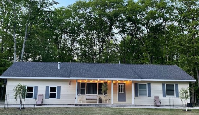 Stellar’s Place -Brand New Hot Tub, King Bed, Conveniently Located, Clean, Games
