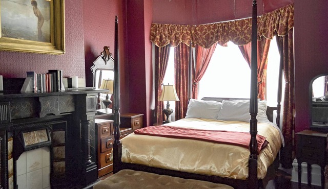 Step back in time,stately downtown St.Johns Apartment in Historical District,