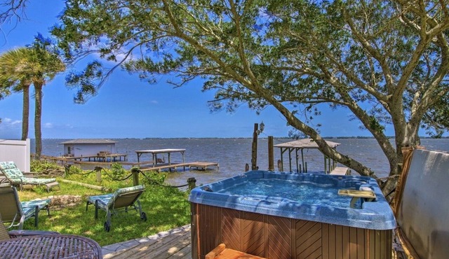 Step-Free Waterfront Villa: Gas Grill & Patio