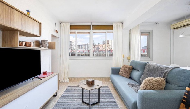 Step into this delightful and snug 2-bedroom retreat, meticulously renovated and thoughtfully designed to offer a pleasant and cozy stay in Barcelona.