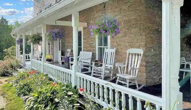 Step into history & unwind at Stone House a charming 🏡 at the❤️of NYHudson Valley