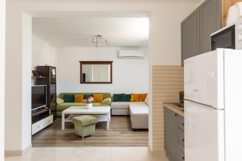 Stephanie green island apartments