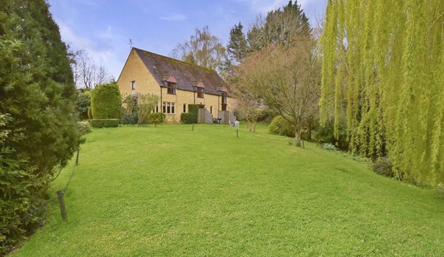 Stepping Stones Cottage - sleeps 4 guests in 2 bedrooms