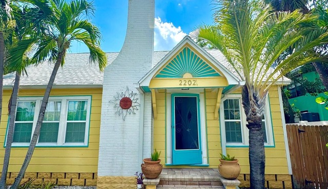Steps 2 Beach- Cottage w/king bd +2bikes +parking
