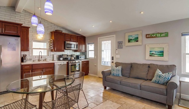 Steps 2 Beach, Great for Couples W/Parking, Amazing Reviews!