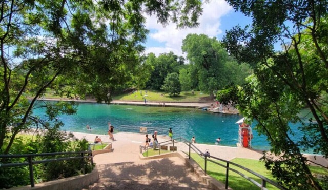 Steps 2 Live Music! Near DT& UT! Sleeps 10, XBOX & Ps5, Luxury