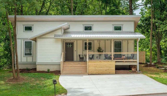 Steps Away Cottage Hot Tub, Fire Pit, Downtown