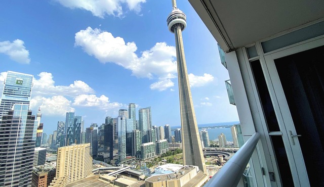 Steps away from CN Tower - Cozy Condo w/Pool and Gym! Perfect Downtown location