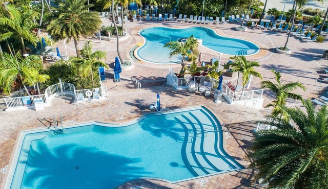Steps Away from Coral Bay Marina! Pool, Beachfront, Free Parking, Pets Allowed