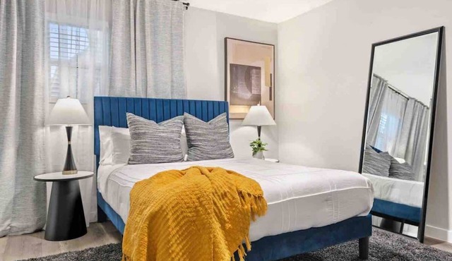 Steps away from Downtown Restaurants and Bars - King Bed