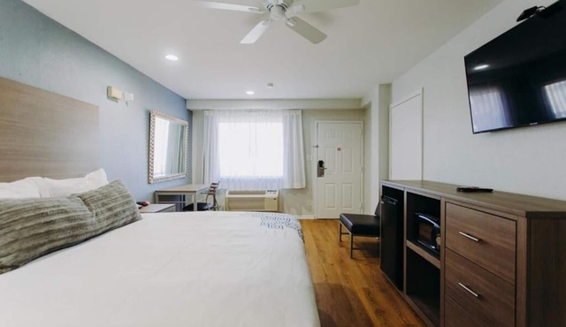 Steps Away from Kemah Boardwalk: Couple Stay with Easy Access to Route 146
