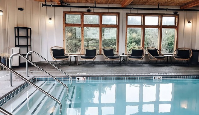 Steps Away from Long Beach Peninsula! Indoor Pool, Pets Allowed, Free Parking!