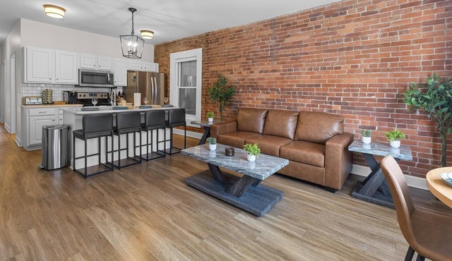 Steps Away From Mass Ave in Heart of Indy with Balcony