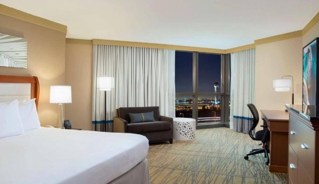 Steps Away from Miami's Int'l Airport! Free Airport Shuttle + Outdoor Pool