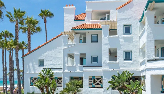 Steps away from the beach! Fully Equipped Kitchen & Free Parking!
