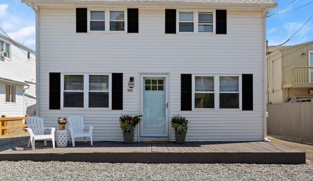 Steps away from the beach -updated 4bd/2 bath beach house with guest house