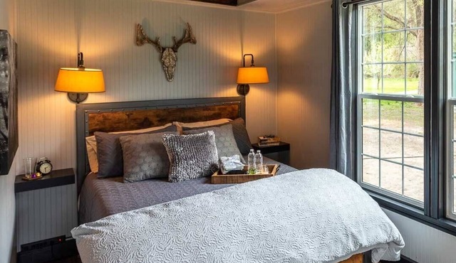 Steps away from the beautiful Kootenai River; Timber River Guest House.
