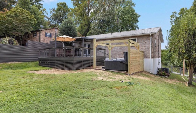 Steps from Boone Lake - 3BR home with hot tub
