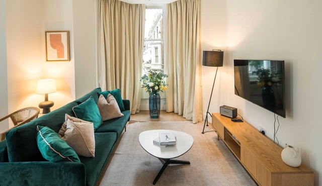 Steps from Buckingham Palace, Victoria & St James’s Park