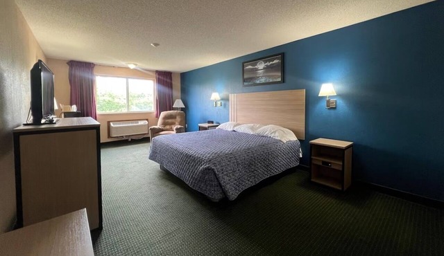 Steps From Dargatz Park & Museums | Deluxe King Bed Non-Smoking + Free Parking