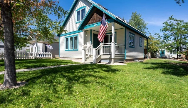 Steps from Downtown Cody - Spacious home that sleeps 10!