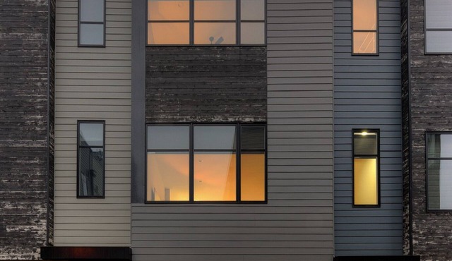 Steps from Downtown Omaha! Rooftop firepit & luxury accommodations