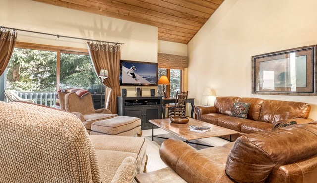 Steps From Hiking - Outdoor Pool & Hot Tub - On Call Shuttle